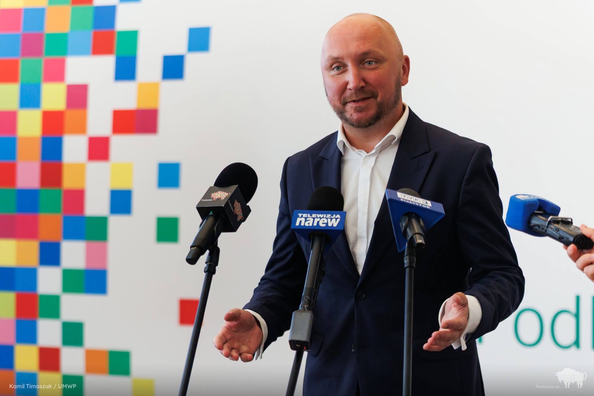 Może być zdjęciem przedstawiającym newsroom i tekst „TRLEWIZJA TELEWIZJ EWIZJA narew narew TELE ロは KamilTimoszuk/UMWP Kami /UMWP Pod od”